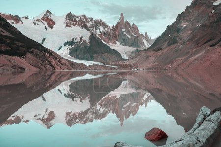 Foto de Famoso hermoso pico Cerro Torre en las montañas Patagonia, Argentina. Hermosos paisajes de montañas en América del Sur. - Imagen libre de derechos