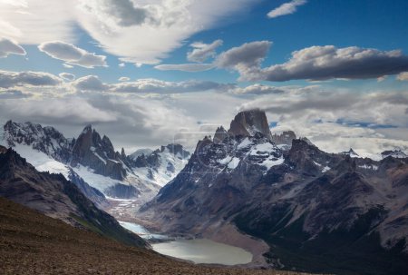 Foto de Famoso Cerro Fitz Roy y Cerro Torre - uno de los picos rocosos más hermosos y difíciles de acentuar en la Patagonia, Argentina - Imagen libre de derechos