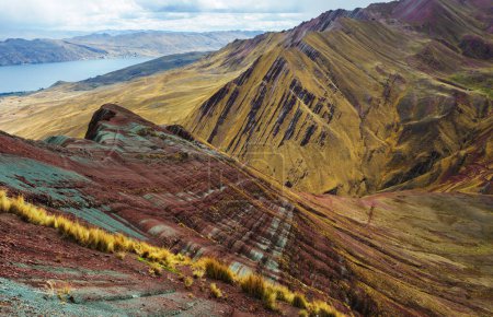 Hermoso paisaje de montañas en Perú Poncho Pallay, montañas alternativas del arco iris
