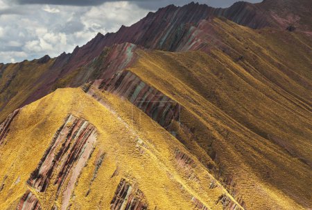 Hermoso paisaje de montañas en Perú Poncho Pallay, montañas alternativas del arco iris