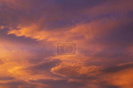 Téléchargez les photos : Nuages orageux inhabituels au coucher du soleil. Convient pour fond. - en image libre de droit