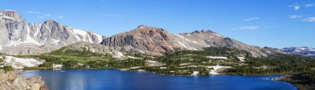 Téléchargez les photos : Beaux paysages de montagne dans Wind River Range dans le Wyoming, États-Unis. Saison estivale. - en image libre de droit