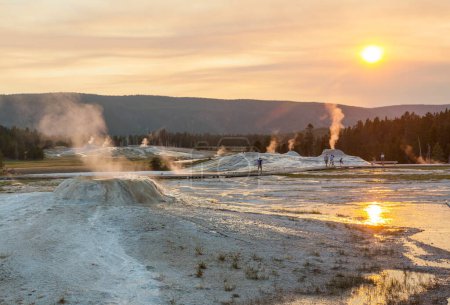 Foto de Fondo natural inspirador. Campos de piscinas y géiseres en el Parque Nacional Yellowstone, Estados Unidos. - Imagen libre de derechos