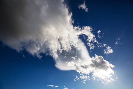 Téléchargez les photos : Fond ensoleillé, ciel bleu avec nuages blancs, fond naturel. - en image libre de droit
