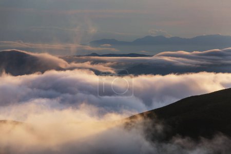 Téléchargez les photos : Belle scène matinale dans les montagnes. Brouillard au lever du soleil. - en image libre de droit