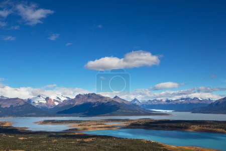 Foto de Hermosos paisajes de montaña en Patagonia. Lago Montañas en Argentina, América del Sur. - Imagen libre de derechos