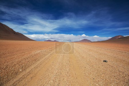 Téléchargez les photos : Route panoramique dans l'Altiplano, Bolivie. Contexte du voyage. - en image libre de droit