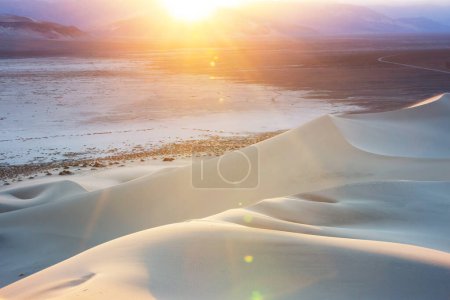 Téléchargez les photos : Dunes de sable en Californie, États-Unis. Beaux paysages naturels Voyage lever de soleil fond - en image libre de droit