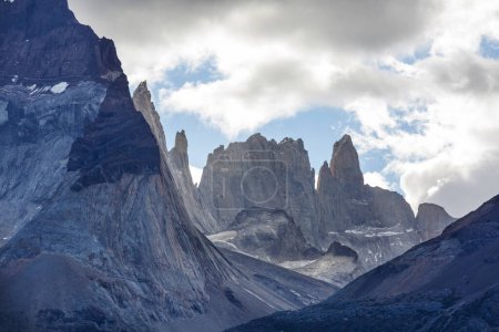 Téléchargez les photos : Beaux paysages de montagne dans le parc national Torres Del Paine, Chili. Région de randonnée de renommée mondiale. - en image libre de droit