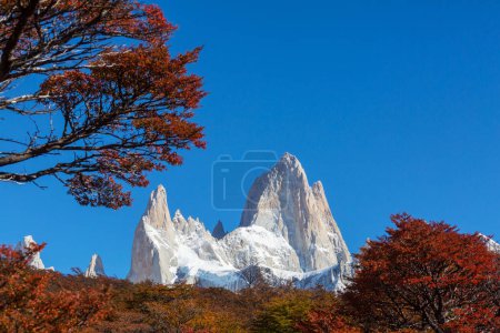 Berühmte Cerro Fitz Roy und Cerro Torre - einer der schönsten und am schwersten zu akzentuierenden Felsgipfel in Patagonien, Argentinien. Herbstzeit.