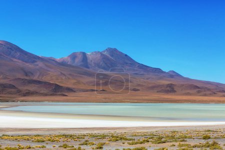 Lago Altiplano en Cordillera de los Andes, Bolivia, Sudamérica