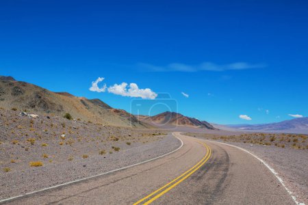 Foto de Camino de tierra a gran altitud con desierto arenoso y estéril Hermosos paisajes naturales en el norte de Argentina. - Imagen libre de derechos