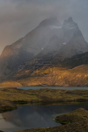 Foto de Hermosos paisajes de montaña en el Parque Nacional Torres Del Paine, Chile. Región de senderismo de fama mundial. - Imagen libre de derechos