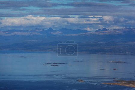 Téléchargez les photos : Beau paysage de montagnes près de Ushuaia en Tierra del Fuego, Argentine - en image libre de droit