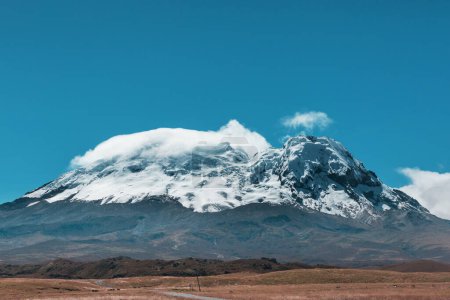 Hermoso volcán Antisana en Ecuador, América del Sur