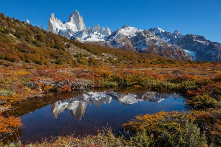 Téléchargez les photos : Célèbre Cerro Fitz Roy et Cerro Torre l'un des plus beaux et difficiles à accentuer pics rocheux en Patagonie, Argentine. Saison d'automne. - en image libre de droit