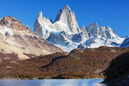 Foto de Famoso Cerro Fitz Roy y Cerro Torre, uno de los picos rocosos más hermosos y difíciles de acentuar en la Patagonia, Argentina. Temporada de otoño. - Imagen libre de derechos