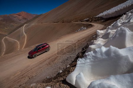 Hohe Straße entlang der Schneegebilde Kalgasporen im Agua Negra Pass, Argentinien.
