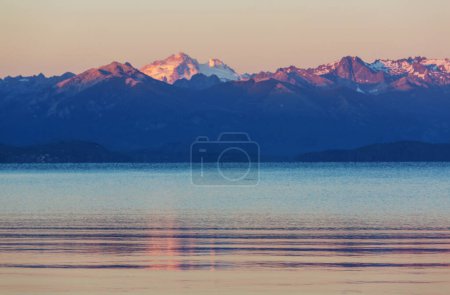 Téléchargez les photos : Beaux paysages de montagne en Patagonie. Lac des montagnes en Argentine, Amérique du Sud. - en image libre de droit