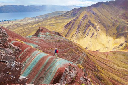 Senderista en Poncho Pallay, montañas alternativas del arco iris, Perú