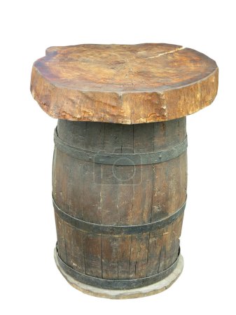 Foto de Elegante mesa hecha de un viejo barril de madera aislado sobre fondo blanco - Imagen libre de derechos