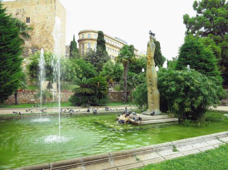 Foto de Refrescante fuente de verano en el parque de Tarragona. Cataluña, España - Imagen libre de derechos