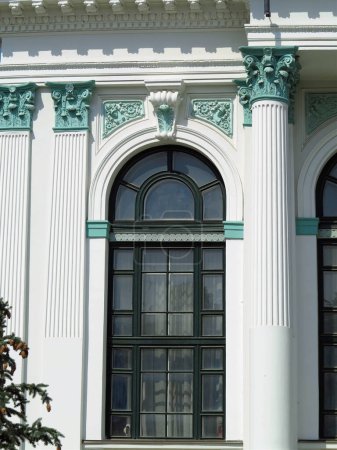 Foto de Architecture detsails columns and windows of ancient renaissance style classical building - Imagen libre de derechos