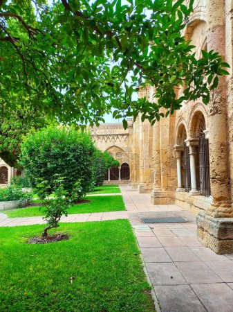 Foto de Architectural details of Medieval catholic cathedral Saint Mary in Tarragona, Catalonia, Spain. - Imagen libre de derechos