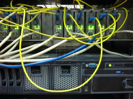 Foto de Primer plano de los cables de red conectados al conmutador en el rack del servidor - Imagen libre de derechos
