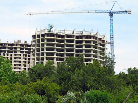 Foto de Construcción de un nuevo edificio de apartamentos de lujo en zona verde - Imagen libre de derechos
