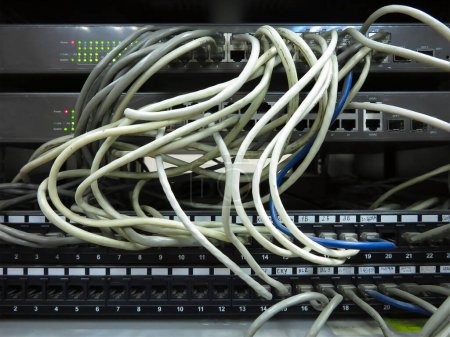 Foto de Primer plano de los cables de red conectados al conmutador en el rack del servidor - Imagen libre de derechos