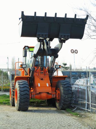Foto de 17.03.2023, Chisinau, Moldavia: Maquinaria de construcción de excavadoras cargadoras frontales grandes en el mercado para la venta - Imagen libre de derechos
