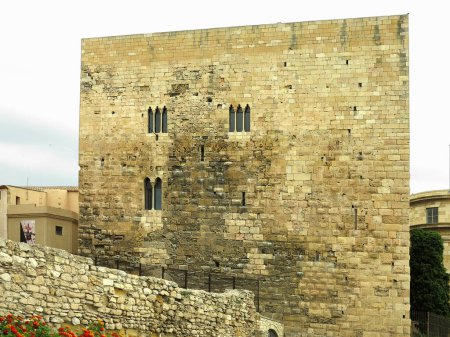 Foto de Muralla rústica de piedra arenisca medieval con ventanas antiguas. - Imagen libre de derechos