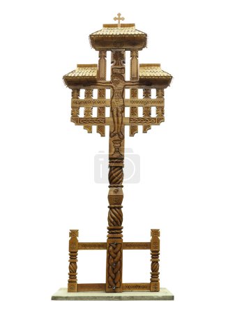 Foto de Crucifijo ortodoxo antiguo decorado tallado en madera - Imagen libre de derechos
