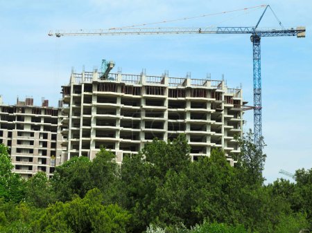 Foto de Construcción de un nuevo edificio de apartamentos de lujo en zona verde - Imagen libre de derechos