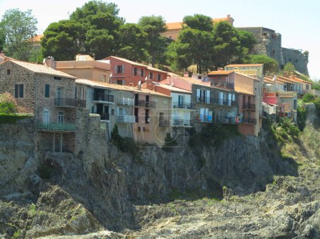 Foto de Collioure, Occitania Francia - 8 de julio de 2023: Vista de la calle en el centro de la ciudad vieja, ciudad medieval en el sur de Francia - Imagen libre de derechos