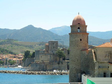 Foto de Collioure - Francia - 08.07.2023: Torre de Collioure, pequeña ciudad en el sur de Francia, en las estribaciones de los Pirineos, situada en la costa de Vermeille, el último tramo de la costa de Rousillon antes de la frontera española - Imagen libre de derechos