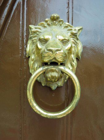 Foto de Clásico golpeador de puerta dorada León con anillo en la boca - Imagen libre de derechos
