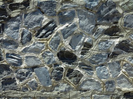 Foto de Primer plano de una pared de piedra natural seca bellamente texturizada - Imagen libre de derechos
