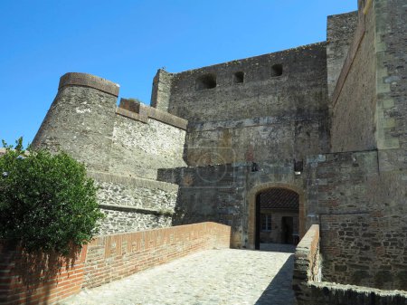 Foto de Antiguas murallas defensivas medievales y torres del castillo fortaleza en el sur de Europa - Imagen libre de derechos