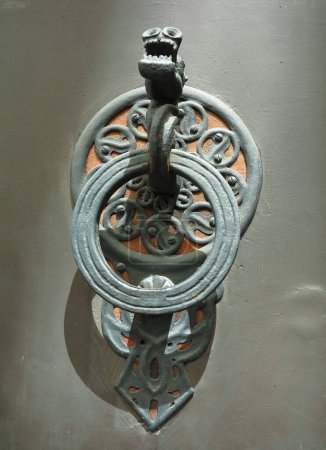 Foto de Hermosa manija de la puerta de bronce con forma de dragón mitológico con alas en la vieja puerta vintage - Imagen libre de derechos