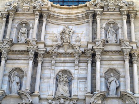 Foto de Detalles arquitectónicos de la fachada medieval de la catedral de Santa María de la ciudad de Gerona, España - Imagen libre de derechos