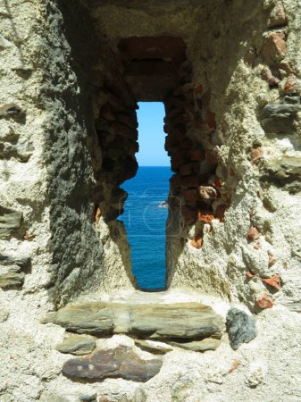 Téléchargez les photos : Vue sur la mer à travers la faille d'un fort médiéval dans la partie sud de la Colliure, France - en image libre de droit