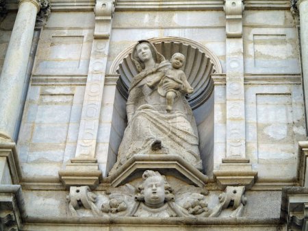 Foto de Girona, España - 8 de julio de 2023: Detalles arquitectónicos de la fachada medieval de la catedral de Santa María de la ciudad de Gerona, España - Imagen libre de derechos