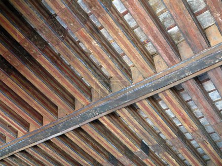 Gealterte Balken in einer alten Scheune. Alte Dachkonstruktion im Detail. Hölzer.