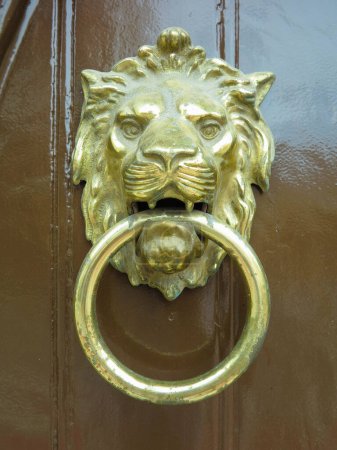 Foto de Clásico golpeador de puerta dorada León con anillo en la boca - Imagen libre de derechos