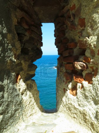 Téléchargez les photos : Vue sur la mer à travers la faille d'un fort médiéval dans la partie sud de la Colliure, France - en image libre de droit