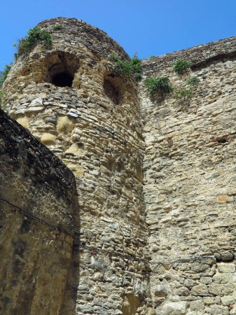 Foto de Antiguas murallas defensivas medievales y torres del castillo fortaleza en el sur de Europa - Imagen libre de derechos