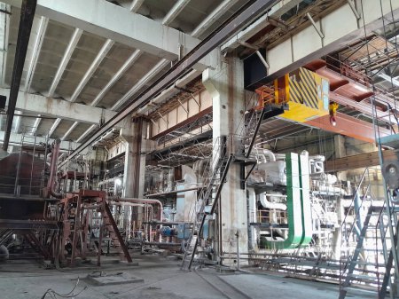 Foto de Equipos, tuberías y máquinas eléctricas en el interior de una moderna central eléctrica industrial - Imagen libre de derechos