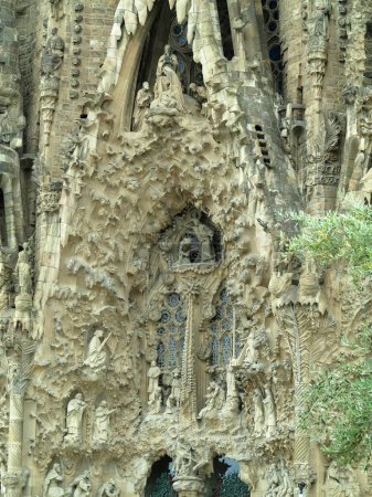 Foto de Barcelona, España - 05.07.2023: Detalle de la fachada de la Sagrada Familia, catedral diseñada por Gaudí, que se construye desde el 19 de marzo de 1882 con donaciones de personas - Imagen libre de derechos
